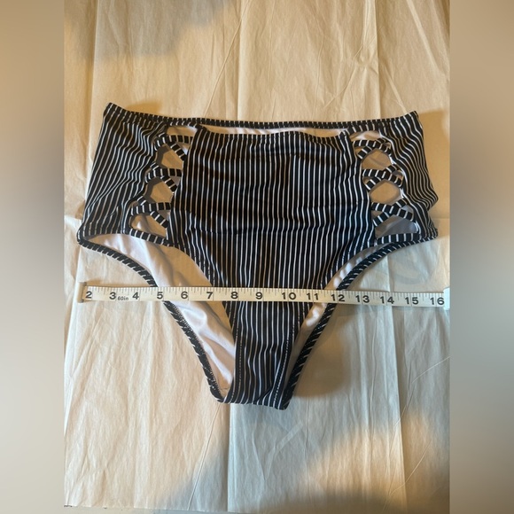 Black and White Striped Bikini Set - Picture 11 of 16